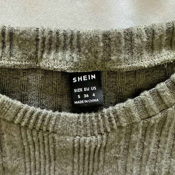 Olive green long flare sleeve crop top - Picture 2 of 2